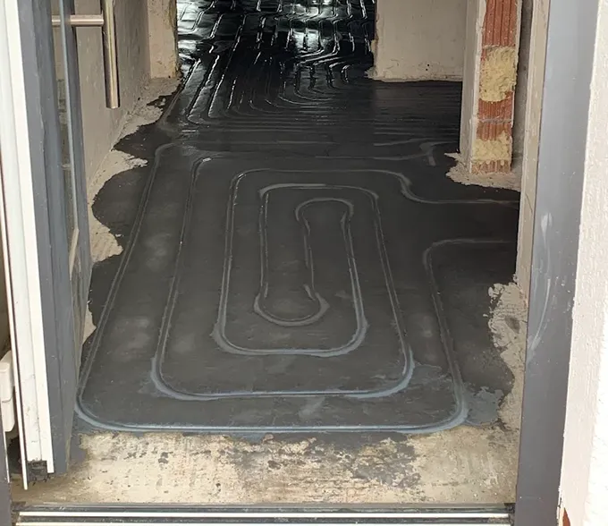 Equipo de instaladores de aerotermia profesionales durante una instalación en León